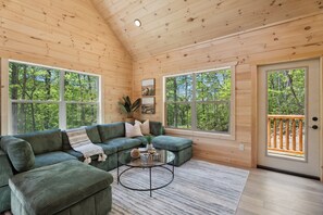 Een smart-tv, een open haard, videogames en een dvd-speler