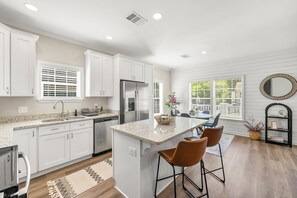 Private kitchen - Stylish & Cozy New Bungalow - 10min to Midtown! (Atlanta)