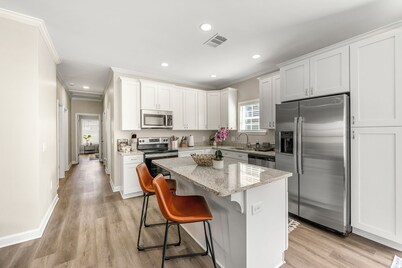 Stylish & Cozy New Bungalow - 10min to Midtown!