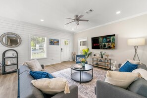 Living area - Stylish & Cozy New Bungalow - 10min to Midtown! (Atlanta)