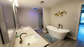 Douche, sèche-cheveux, serviettes fournies, savon