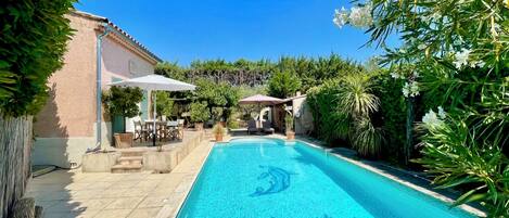 Una piscina al aire libre