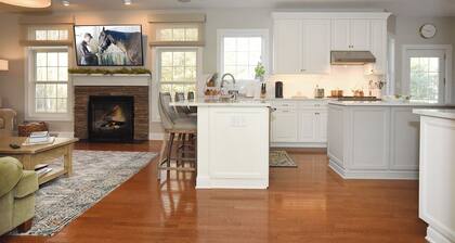 Gorgeous home close to track- Pool and Lake access