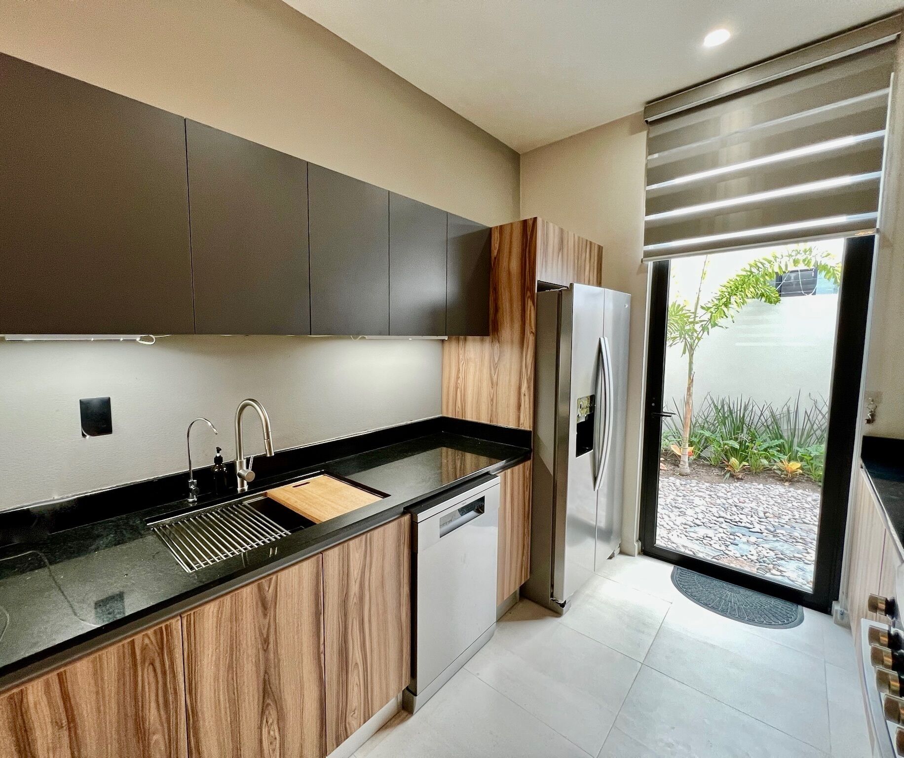 Coffee/tea maker, fridge, microwave, stovetop