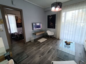 Leilighet – comfort, balkong | Oppholdsrom | En 49-tommers smart-TV med digitale kanaler
