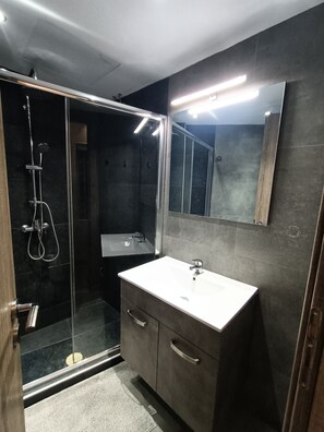 Comfort Apartment, Balcony | Bathroom | Shower, hydromassage showerhead, hair dryer, towels
