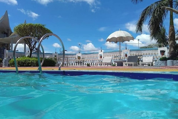 Una piscina al aire libre