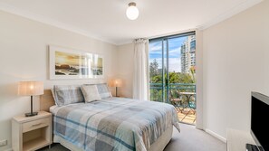 2 bedrooms, WiFi - Calypso Plaza 407 - Coolangatta Beachfront - Min. 3 Night Stays! (Coolangatta)