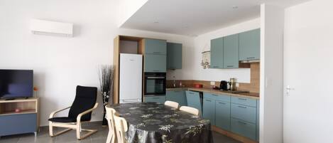 Coffee/tea maker, fridge, microwave, oven