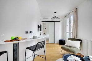 Apartment 3 (GW-33-CREMIEUX-3) | Living area | 60-inch TV with cable channels
