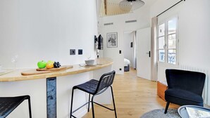 Apartment (4) | Wohnbereich | 60-Zoll-Fernseher mit Kabelempfang