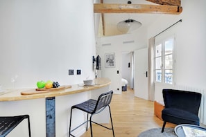 Apartment 4 (GW-33-CREMIEUX-4) | Living area