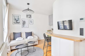 Apartment 2 (GW-33-CREMIEUX-2) | Living area | 60-inch TV with cable channels