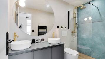 Apartment | Badezimmer | Dusche, Haartrockner, Handtücher, Seife