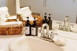 Shower, eco-friendly toiletries, hair dryer, towels - Casas Paraiso - Casa Maraca (Antigua Guatemala)
