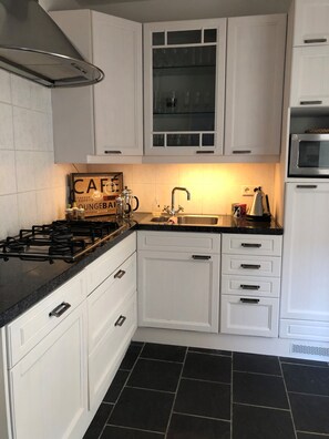 Geladeira, micro-ondas, cooktop, lava-louças