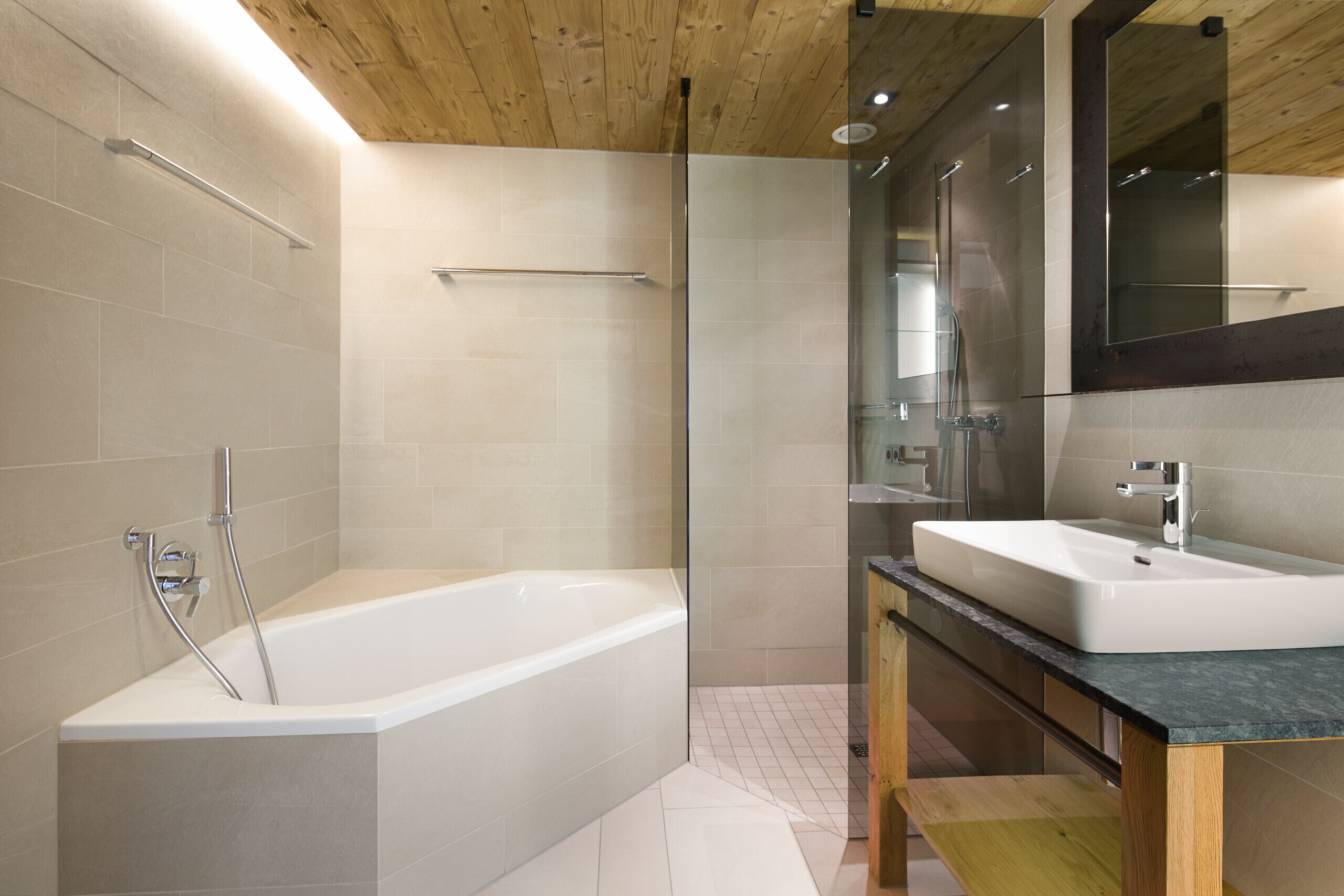 Dusche, Haartrockner, Toilettenpapier