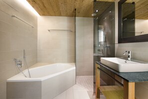 Dusche, Haartrockner, Toilettenpapier