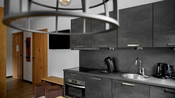 Fridge, microwave, dishwasher, coffee/tea maker