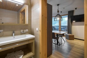 Shower, hair dryer, toilet paper