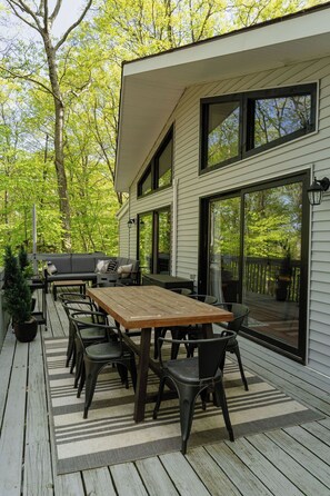 Outdoor dining - Poconos Chatham Continental - Deck & Fire Pit (Bushkill)