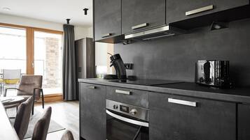 Fridge, microwave, dishwasher, coffee/tea maker