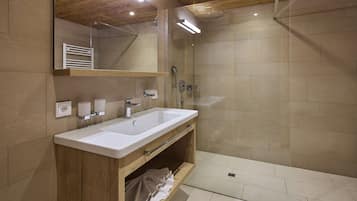 Douche, sĂšche-cheveux, papier toilette