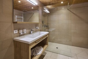 Een douche, een haardroger, toiletpapier