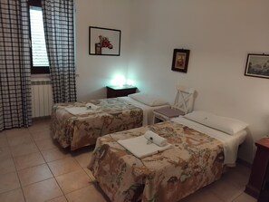 Desk, laptop workspace, free WiFi, bed sheets - Alloggio Turistico (Fiumicino)