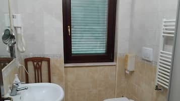 Chambre Double, vue jardin | Salle de bain | Douche, douche à « effet pluie », sÚche-cheveux, bidet
