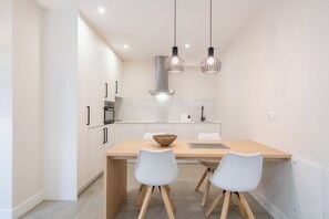 Luxury Apartment | Private kitchen | Full-size fridge, microwave, stovetop, dishwasher - Cíes Luxury Suitel Areosa (Vigo)