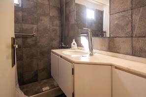 Departamento | Baño | Regadera, toallas, jabón, shampoo 