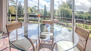 Family Apartment, City View | Dining room