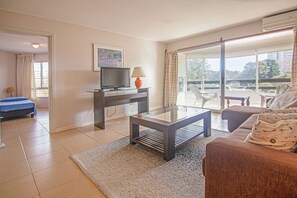 Comfort Apartment, City View | Living area