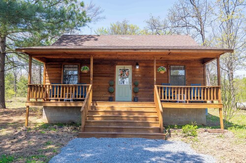 Secluded Tenkiller Cabin close to all Marinas! Less than 5 Minutes from Marinas!