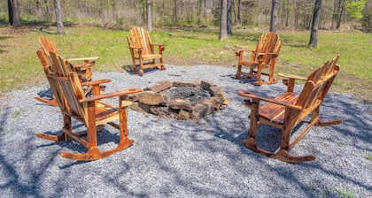 Secluded Tenkiller Cabin close to all Marinas! Less than 5 Minutes from Marinas!