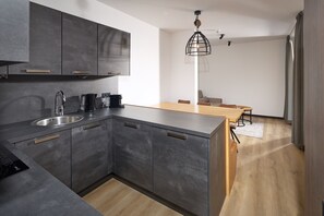 Geladeira, micro-ondas, lava-louças, cafeteira/chaleira