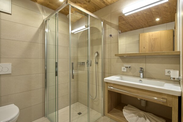 Een douche, een haardroger, toiletpapier