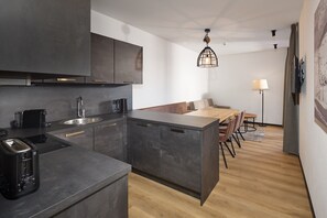 Kjøleskap, mikrobølgeovn, oppvaskmaskin og kaffetrakter/tekoker