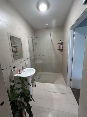 Doccia, asciugacapelli, asciugamani, sapone