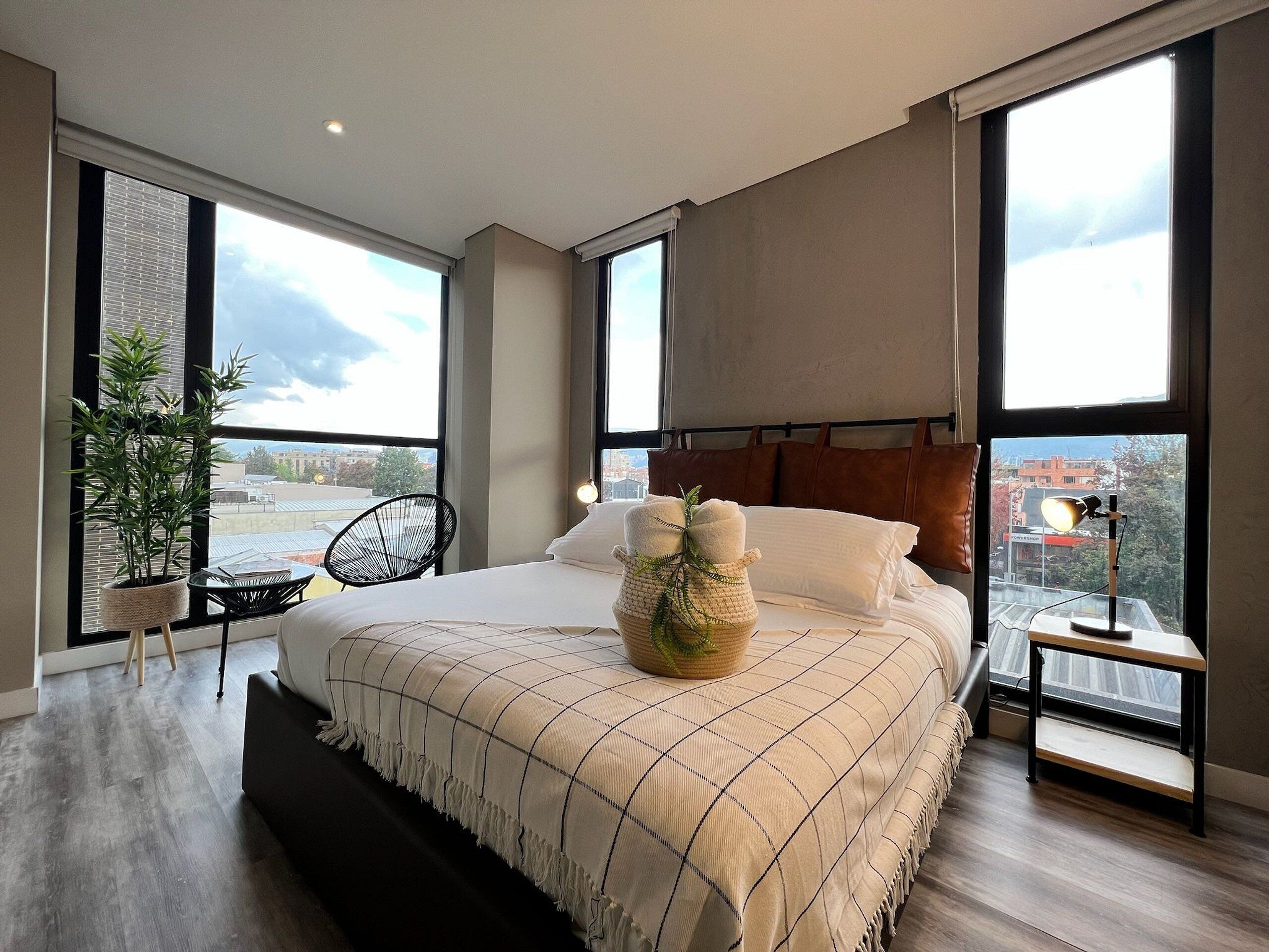 1 quarto, ferros/tábuas de passar roupa, roupa de cama