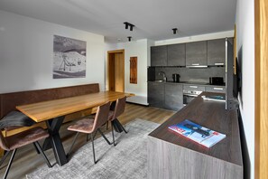 Fridge, microwave, dishwasher, coffee/tea maker