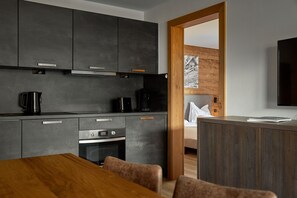 Refrigerador, microondas, lavavajillas y cafetera y tetera 