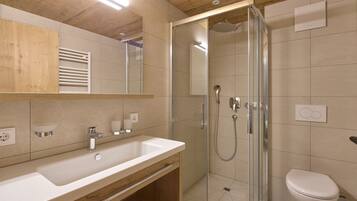 Douche, sĂšche-cheveux, papier toilette