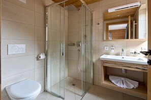 Regadera, secadora de cabello, papel de baño