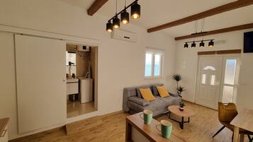 Apartment, 2 Bedrooms, Smoking, Terrace | Living area | Books