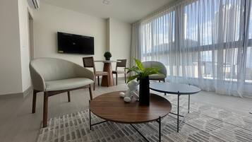 Premium bedding, in-room safe, free WiFi, bed sheets