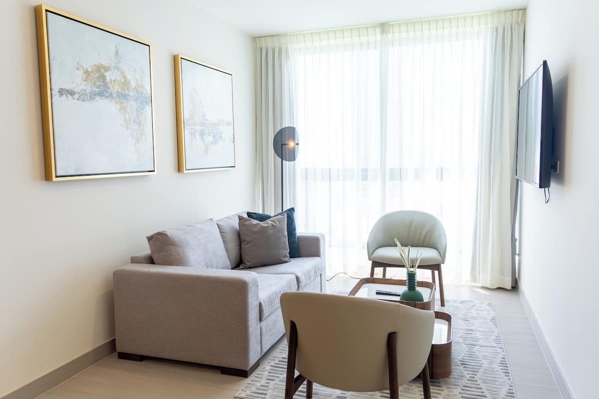 Deluxe-Apartment, 2 Schlafzimmer | Wohnbereich | 50-Zoll-LED-Fernseher mit Satellitenempfang