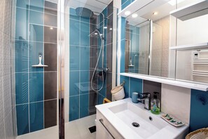 Een douche, een haardroger, zeep, toiletpapier