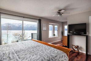 4 bedrooms, desk, iron/ironing board, free WiFi